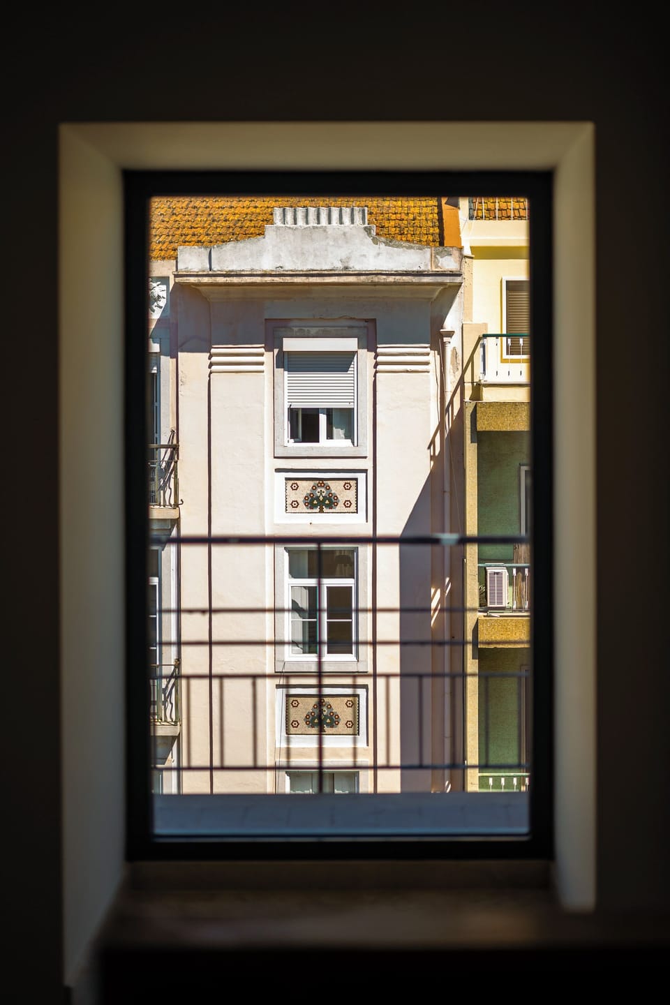 Jardins de Arroios - stairs between floors window