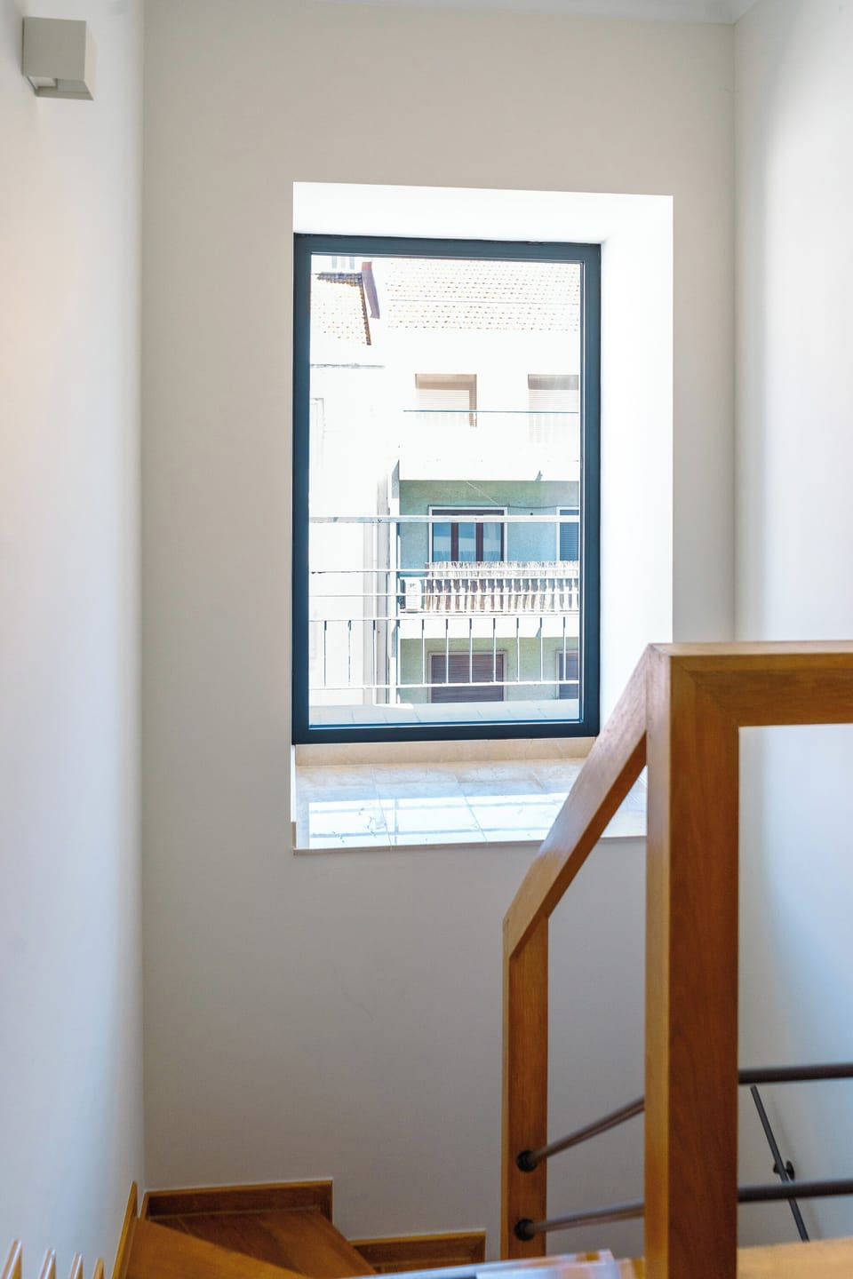 Jardins de Arroios - stairs between floors window