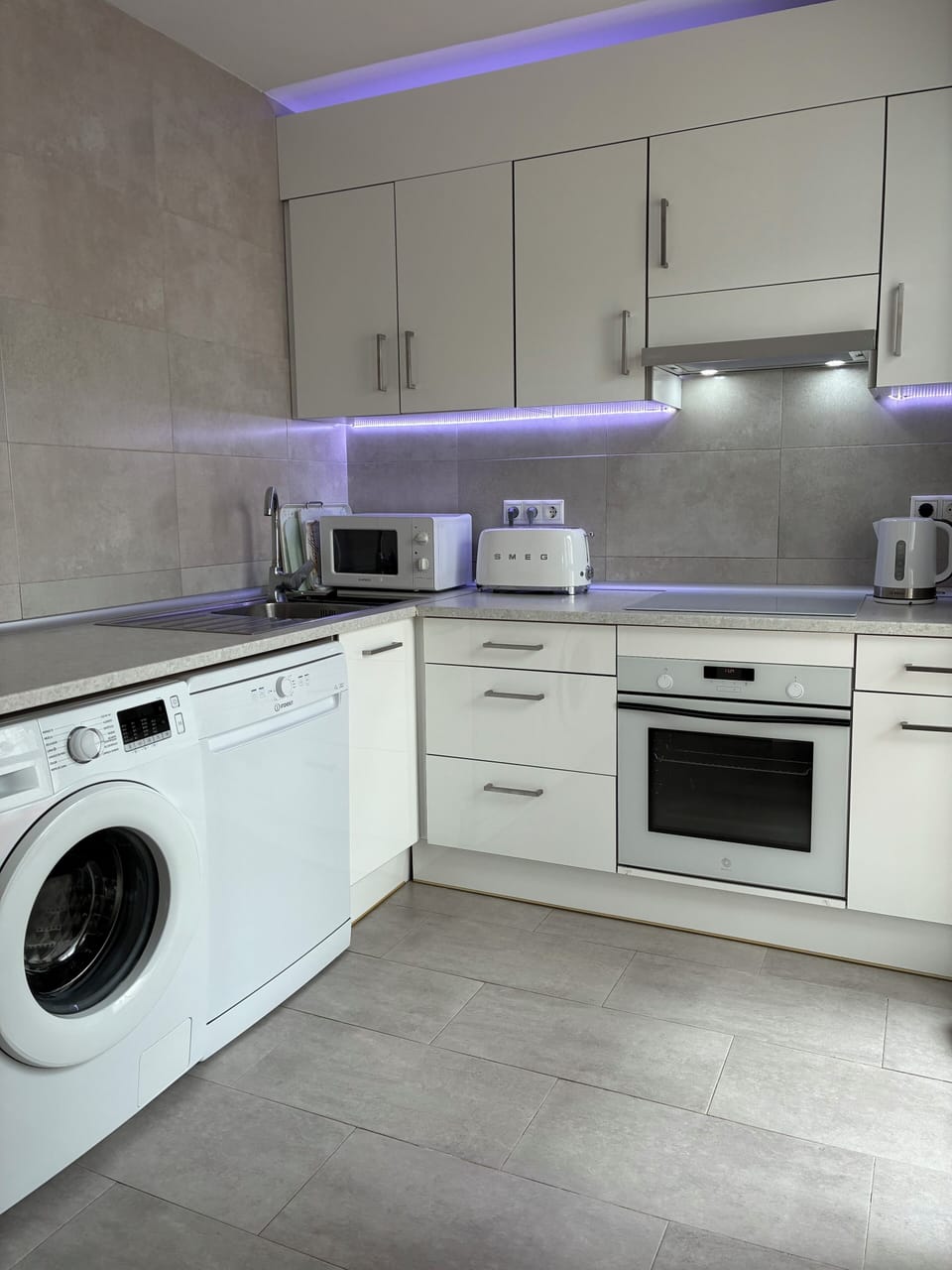 Fully equipped kitchen with induction hob, washing machine and dishwasher