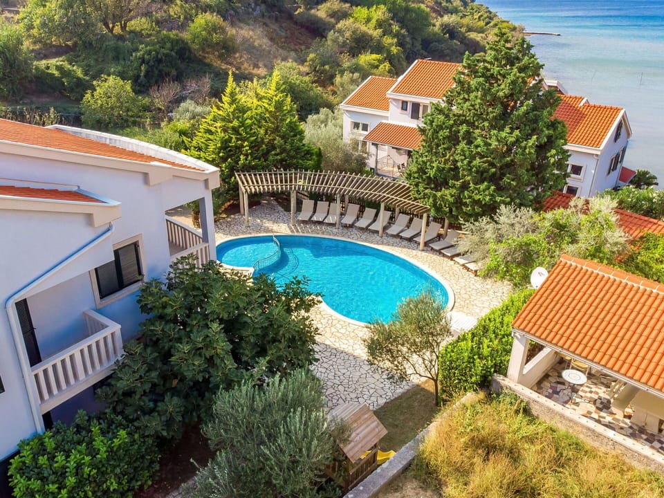 Water, Plant, Building, Seaside Resort, Window, Blue, Nature, Swimming Pool, Azure, Tree