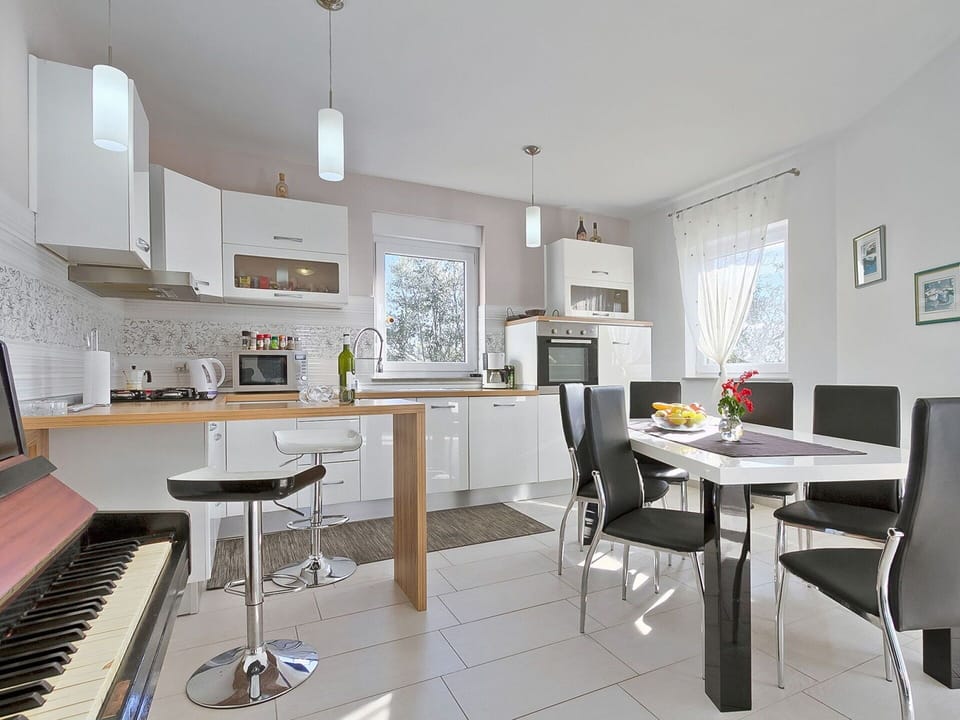 Room, Furniture, Property, Interior Design, Building, Dining Room, Ceiling, Living Room, Table, House