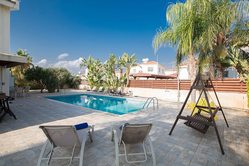 Spacious garden with barbecue, seating area, outside bar, sun loungers and pool