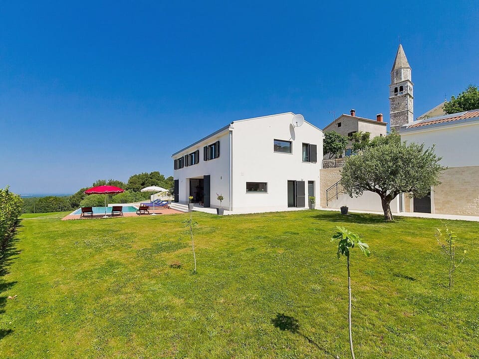Property, House, Sky, Architecture, Building, Land Lot, Real Estate, Home, Grass, Residential Area