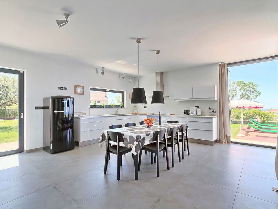 Property, Room, Building, Floor, House, Dining Room, Furniture, Interior Design, Real Estate, Table