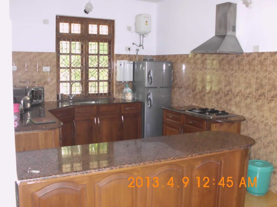 Fully fitted & equipped open Plan Kitchen with washing machine & water purifier 