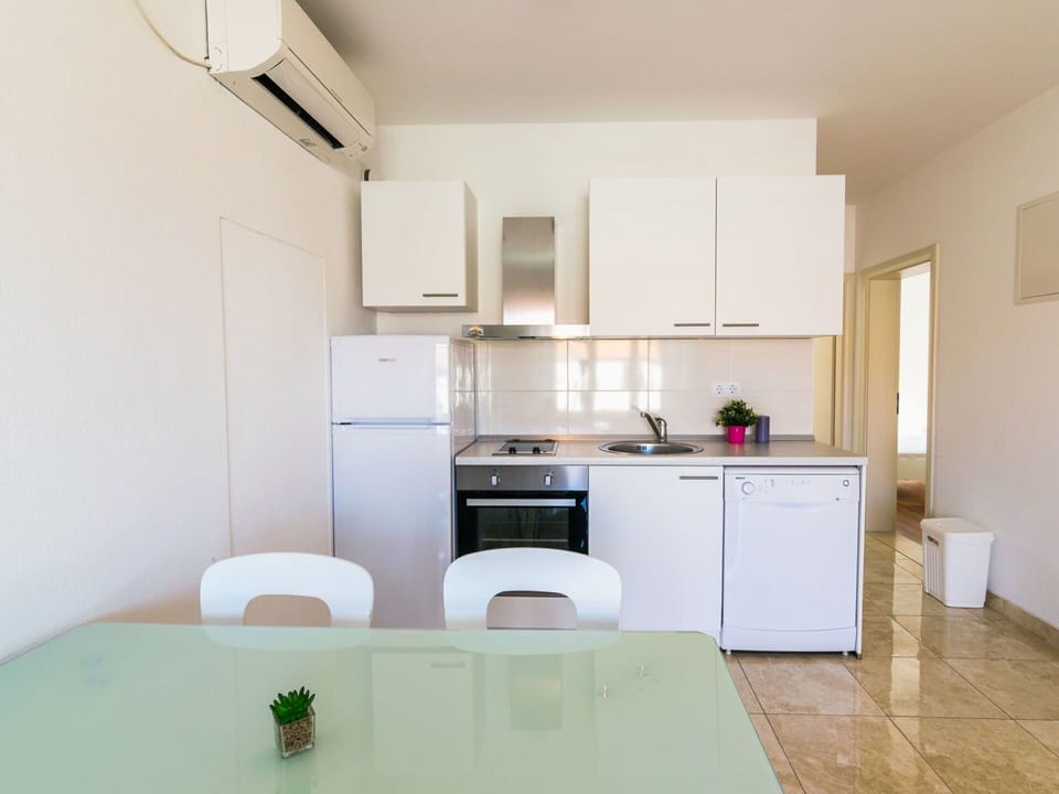 Room, Property, Green, Interior Design, Furniture, Building, House, Floor, Ceiling, Kitchen