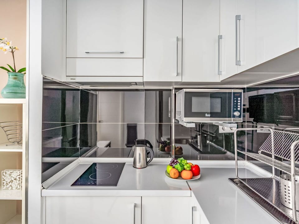 Kitchen Appliance, Kitchen, Countertop, Interior Design, Major Appliance, Cabinetry, Home Appliance, Flooring, Furniture, Lighting