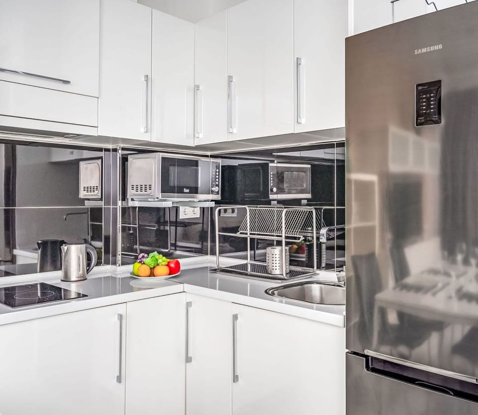 Kitchen Appliance, Kitchen, Major Appliance, Interior Design, Cabinetry, Flooring, Home Appliance, Countertop, Ceiling, Lighting