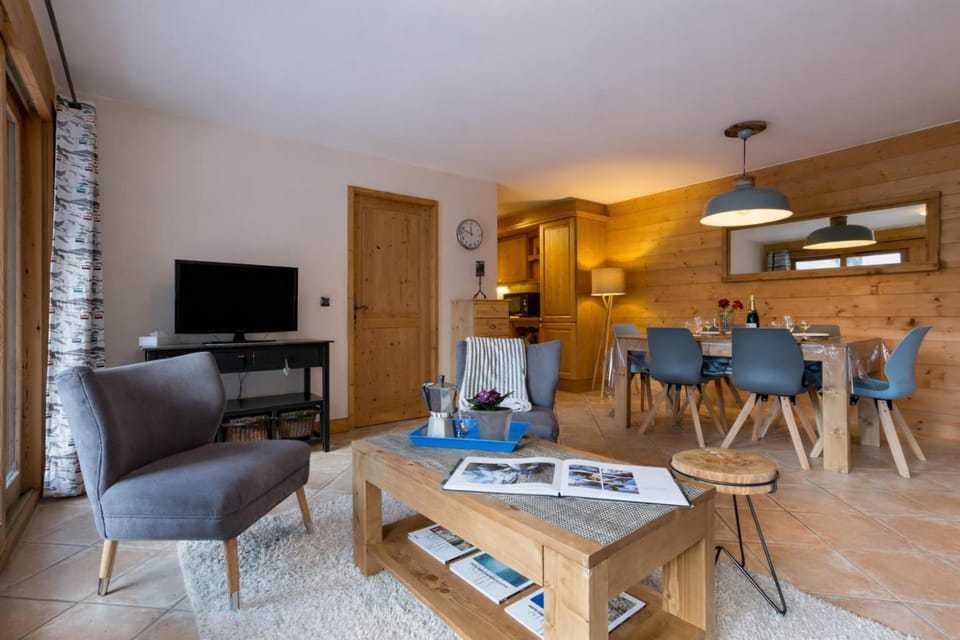 Large living space with a dining area