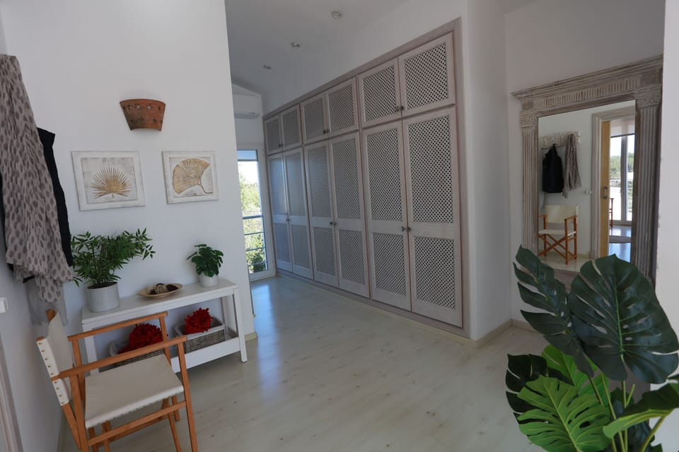Upstairs master suite, wardrobe area