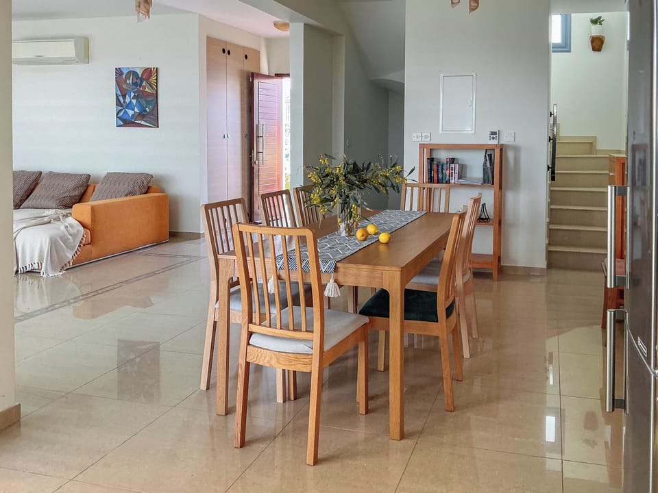Dining table can be extended to sit up to 10 people