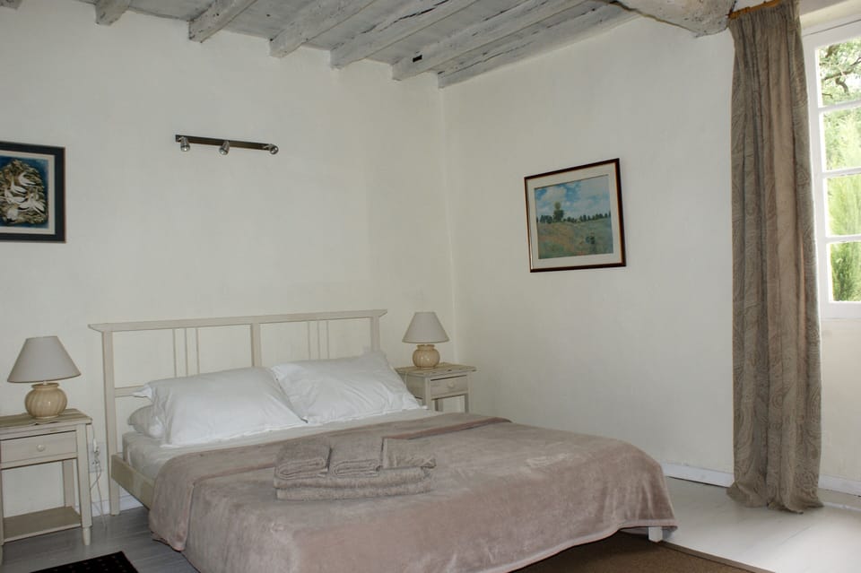 Master bedroom, king size bed, en-suite shower
