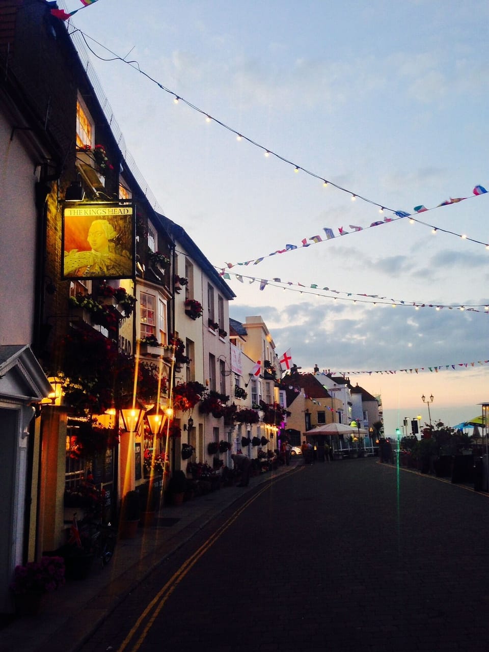 The Kings Head at night