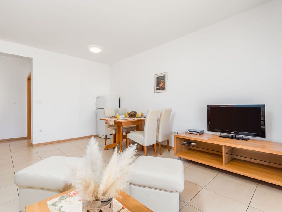 Room, Property, Furniture, Interior Design, Living Room, Real Estate, Ceiling, House, Building, Floor