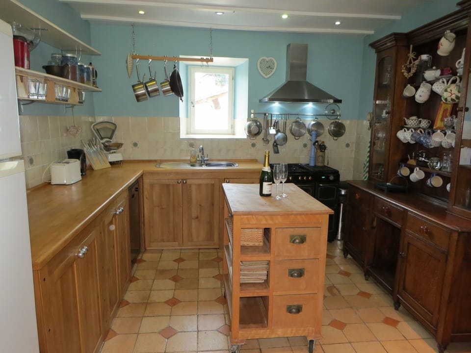 bespoke elm cabinets, range cooker all mod cons
