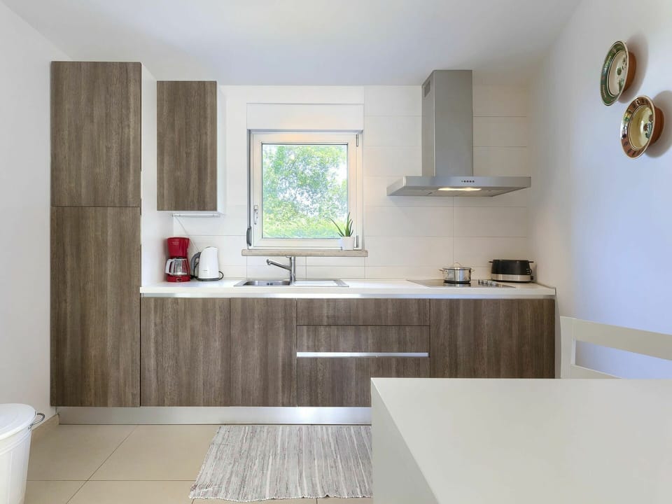 Brown, Countertop, Cabinetry, Kitchen Sink, Sink, Tap, Property, Building, Window, Plumbing Fixture