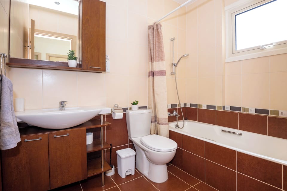 Main bathroom upstairs 