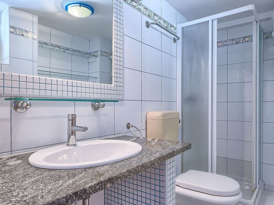 Bathroom, Property, Room, Tile, Interior Design, Plumbing Fixture, Architecture, Real Estate, Tap, Building