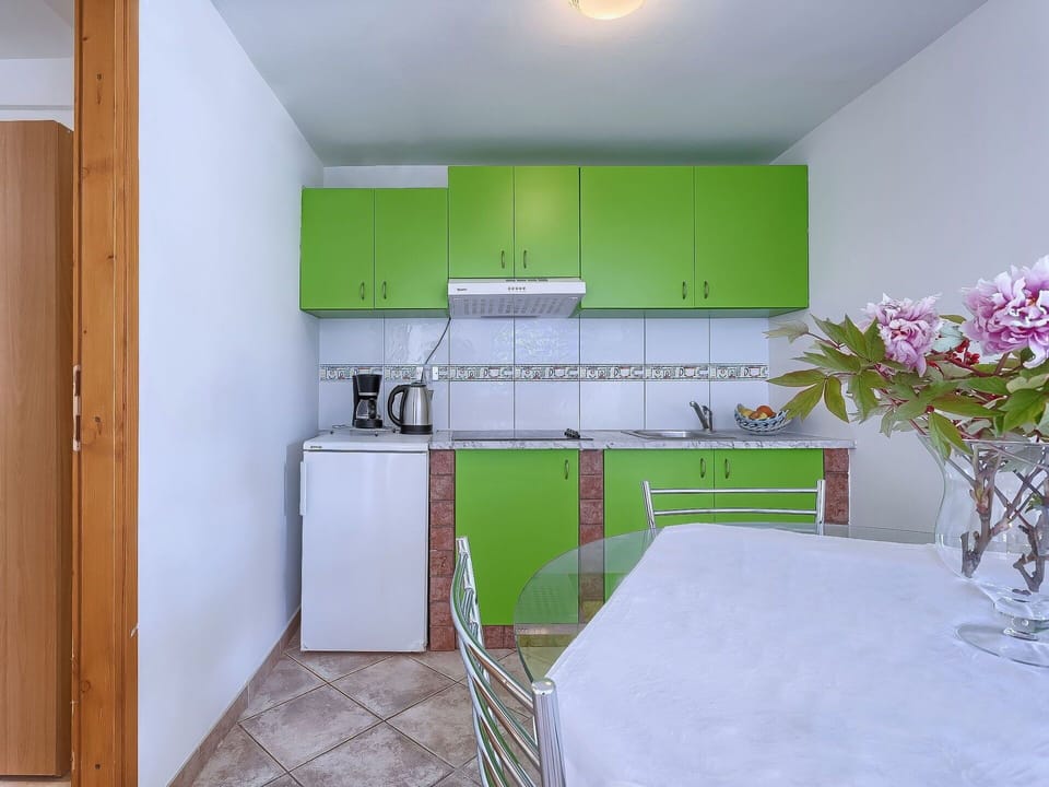 Room, Green, Property, Furniture, Interior Design, Building, House, Floor, Wall, Architecture