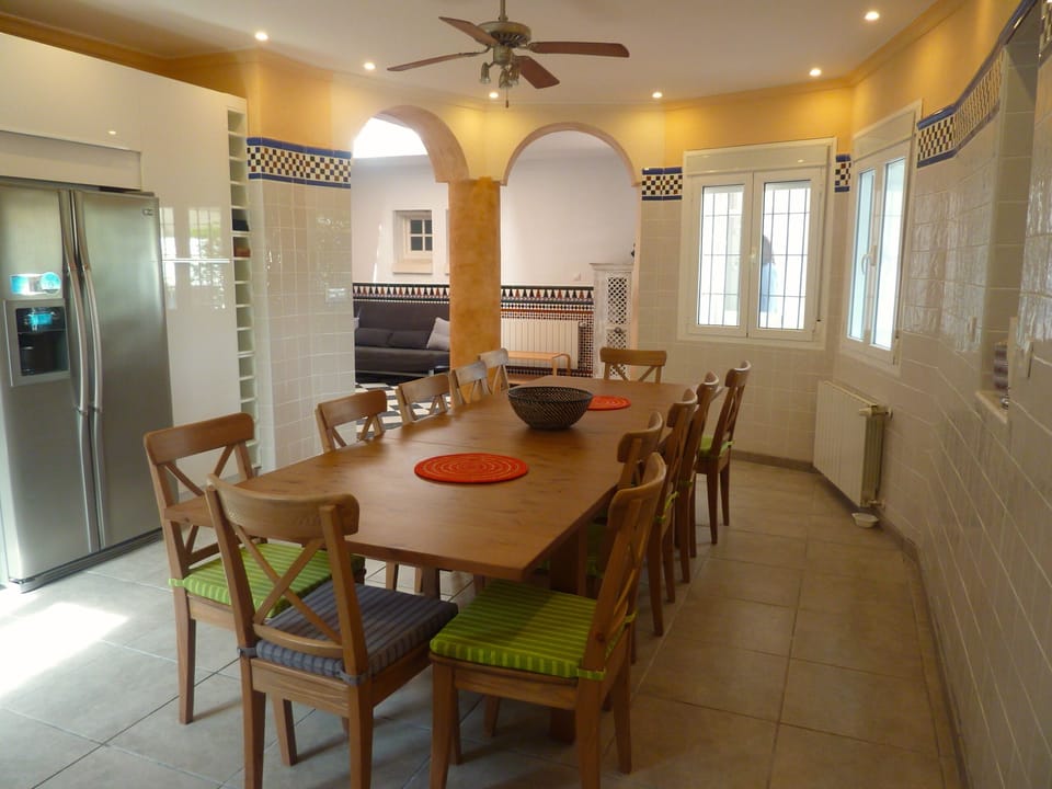 Large Modern Kitchen - Seats 12