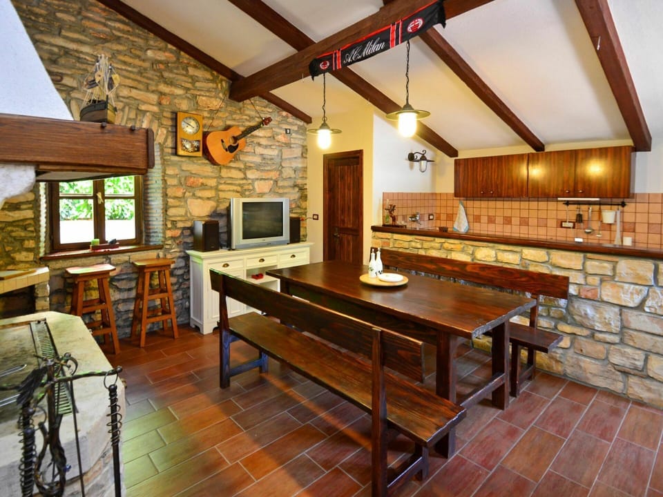 Table, Furniture, Wood, Picture Frame, Interior Design, Flooring, Floor, Living Room, Beam, Wood Stain