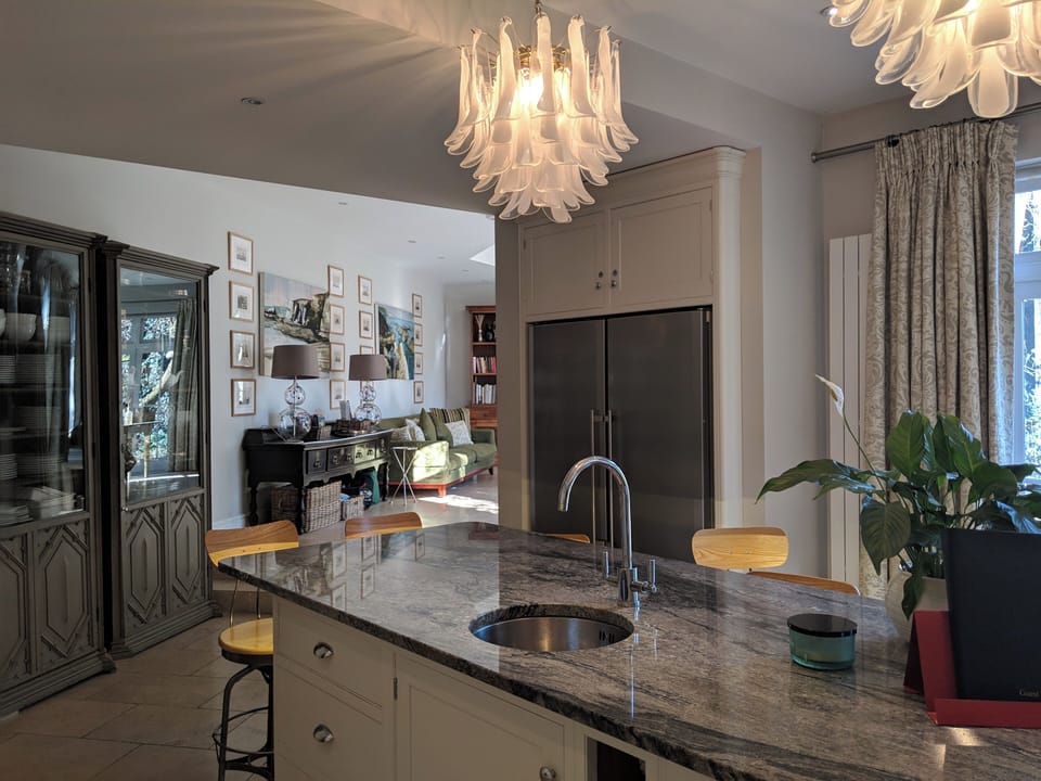KITCHEN GARDEN LOUNGE
Open plan to kitchen with TV and french doors on to garden