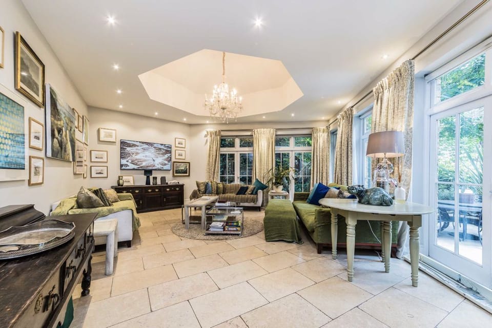 KITCHEN GARDEN LOUNGE
Open plan to kitchen with TV and french doors on to garden