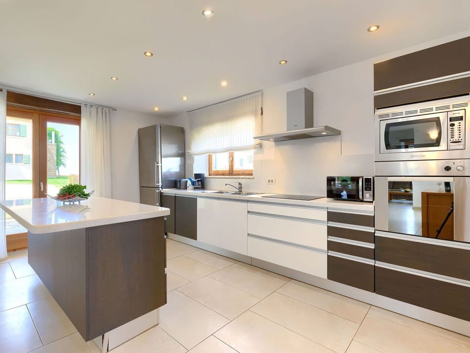 Cabinetry, Countertop, Property, Furniture, Building, Kitchen Appliance, Window, Kitchen Stove, Kitchen, Wood