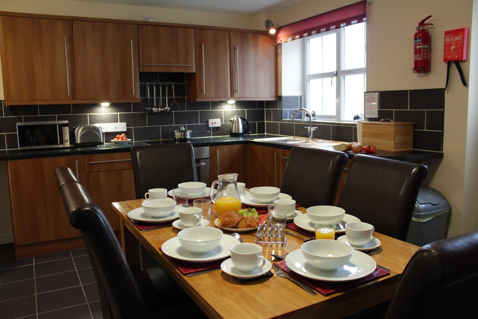 Spacious kitchen diner, fully equipped & perfect for entertaining.  
