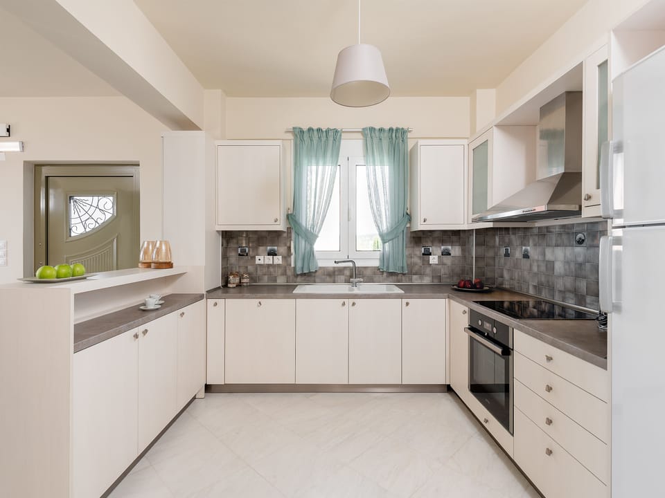 The middle floor's kitchen.