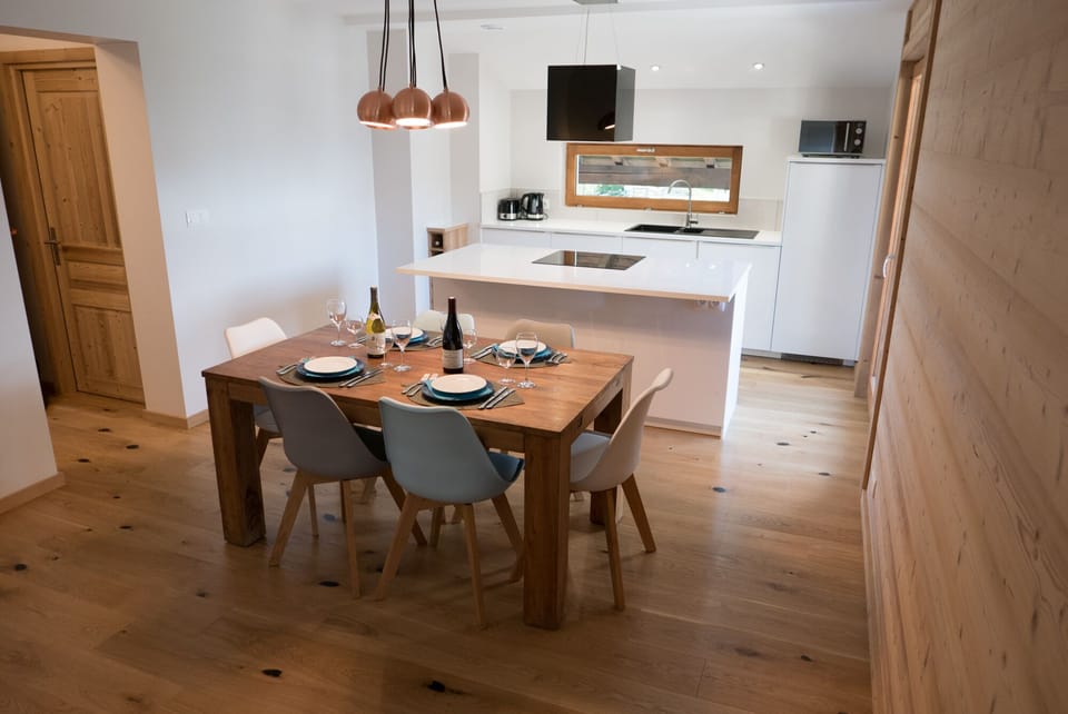 Kitchen & dining area