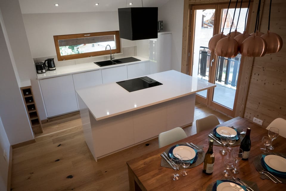 Kitchen & dining area