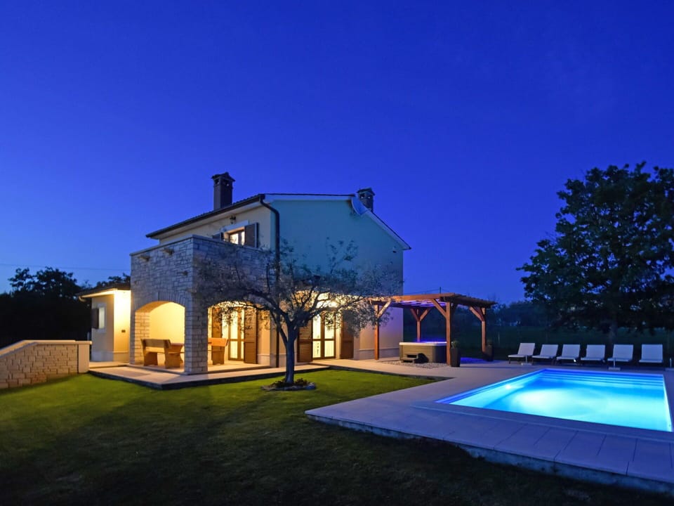 Sky, Plant, Building, Property, Window, Tree, Swimming Pool, House, Architecture, Residential Area