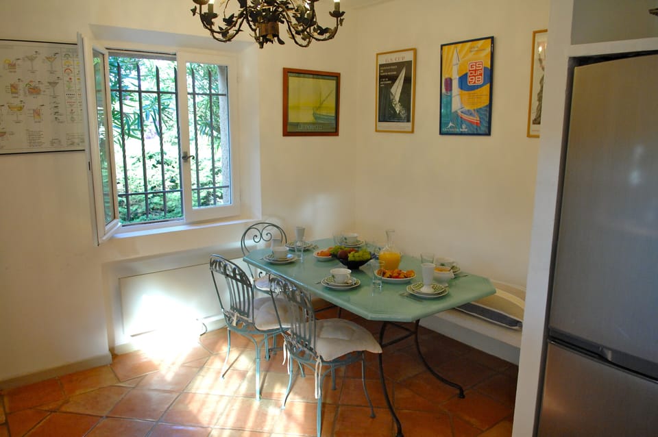 	•		•	Bright, fully equipped kitchen with welcoming breakfast table