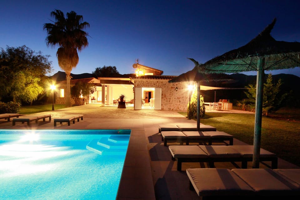 Large pool 5x11 metres w/ option to heat, inflatable, sheltered terraces