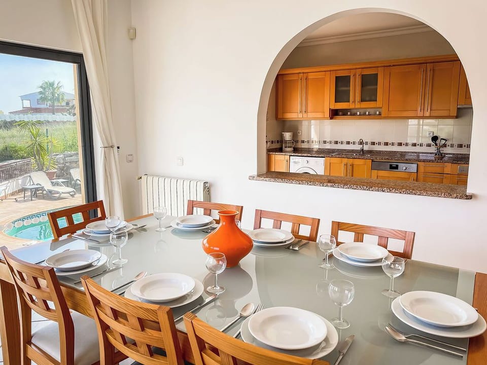 A sociable space to entertain with open plan dining with kitchen serving hatch