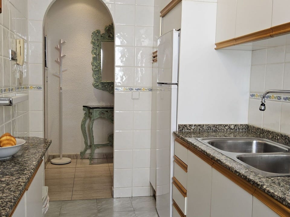 Kitchen Sink, Plumbing Fixture, Property, Tap, Sink, Bathroom, Cabinetry, Building, Interior Design, Architecture