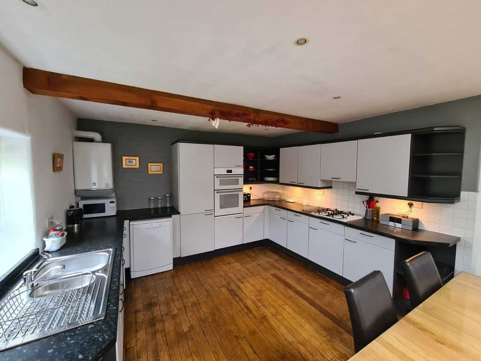 The full size kitchen with fridges x 2 and all cooking facilities