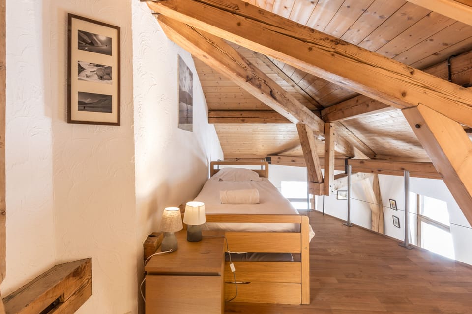 Mezzanine (Pull Out Bed Under Single Bed)