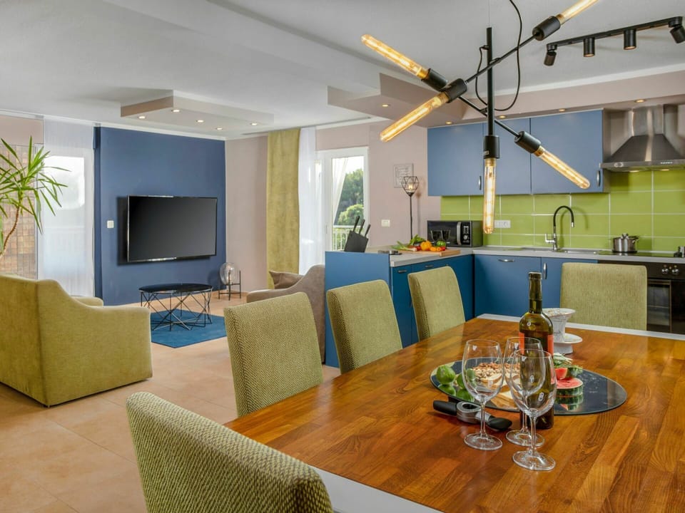 Furniture, Property, Table, Couch, Houseplant, Wood, Interior Design, Lighting, Flooring, Living Room