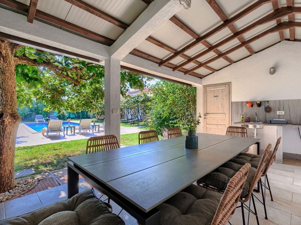 Table, Property, Furniture, Plant, Chair, Window, Lighting, Architecture, Shade, Interior Design