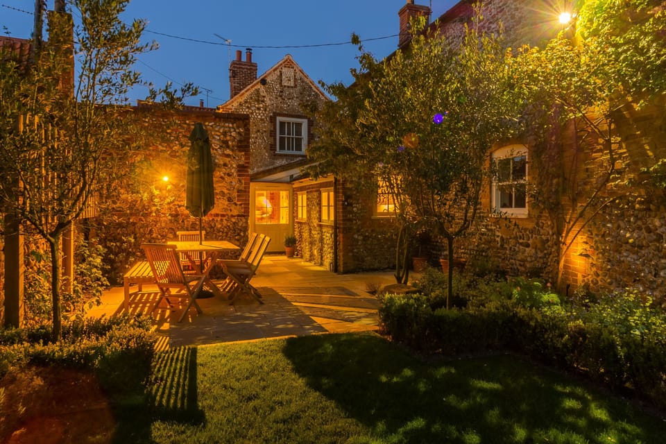 Sea Holly House, Blakeney: Garden at night