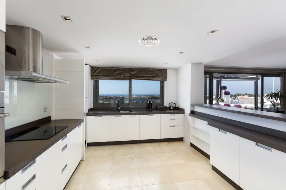 Big kitchen with fantastic view. 