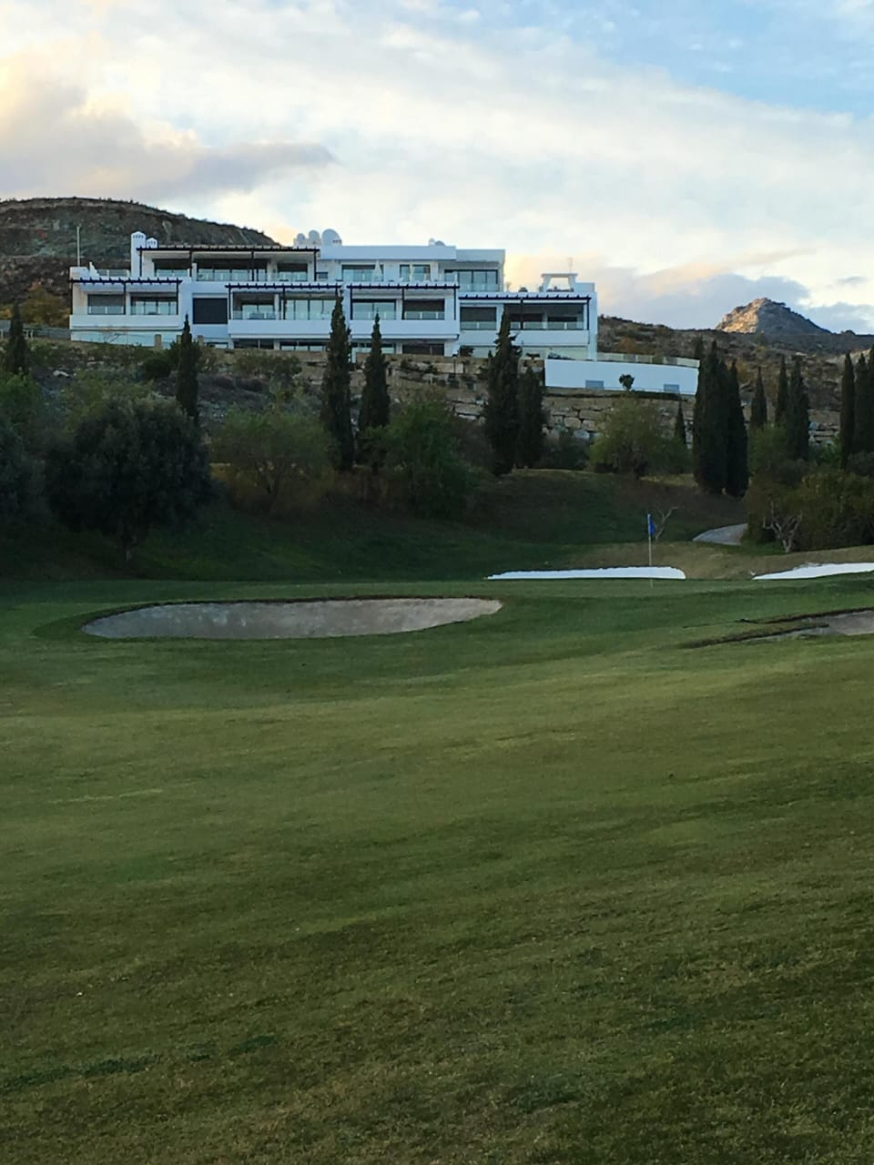 Tee6 top floor 260 m2 inside/256 m2 outside all in one level. Mountain/golf/sea.