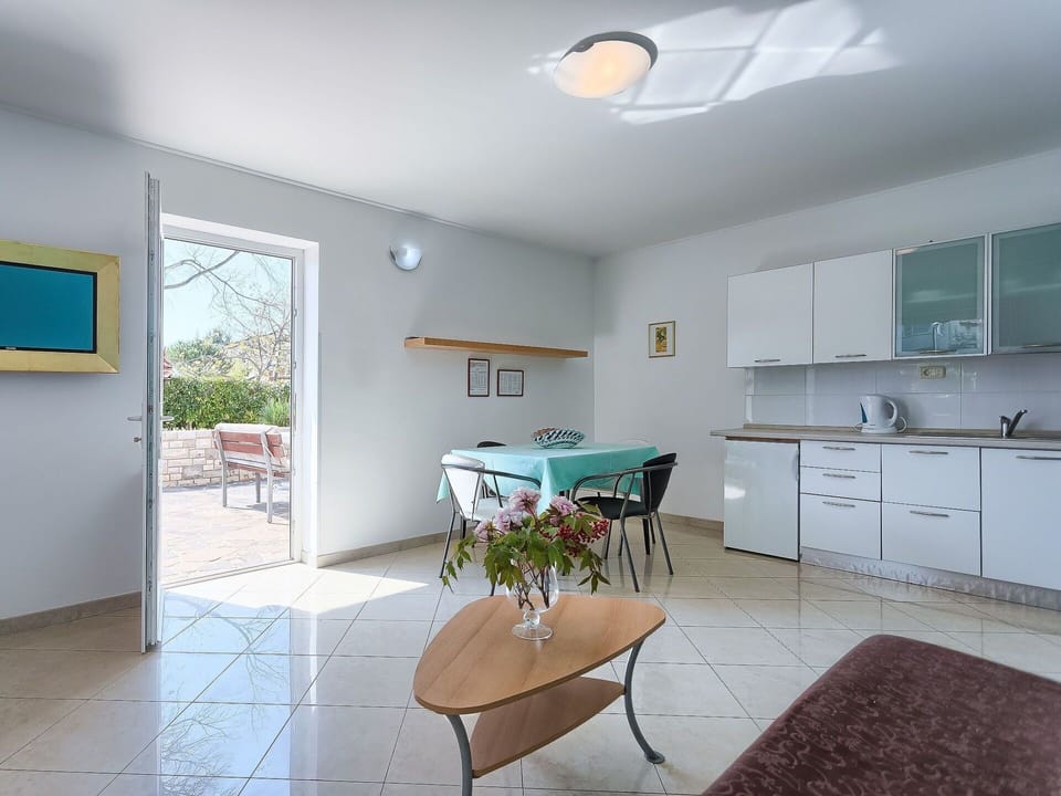 Room, Property, Furniture, Interior Design, Real Estate, Building, House, Ceiling, Floor, Table