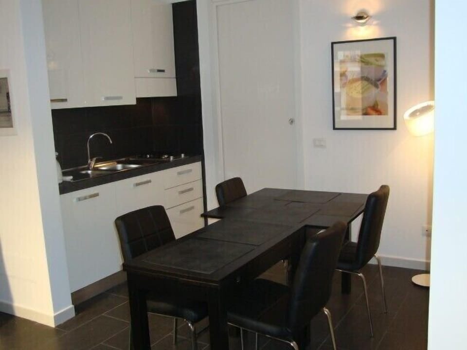 Living kitchen with extendable table for up to 7