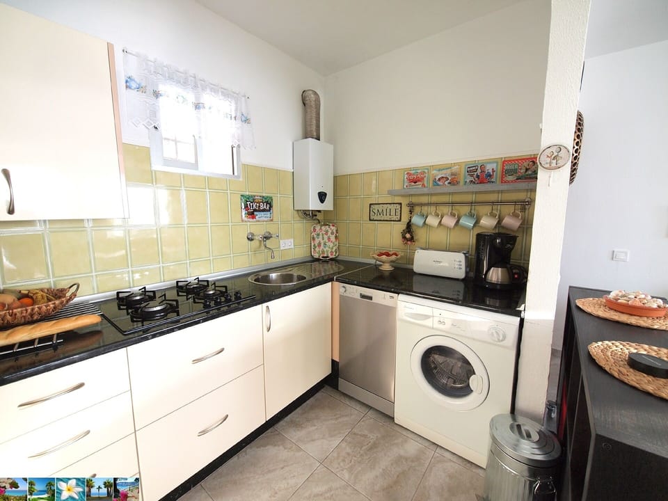Kitchen with dishwasher and washing machine