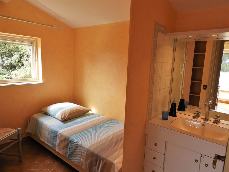 "Yellow" room, 1st Floor, 1 single bed garden view with water area