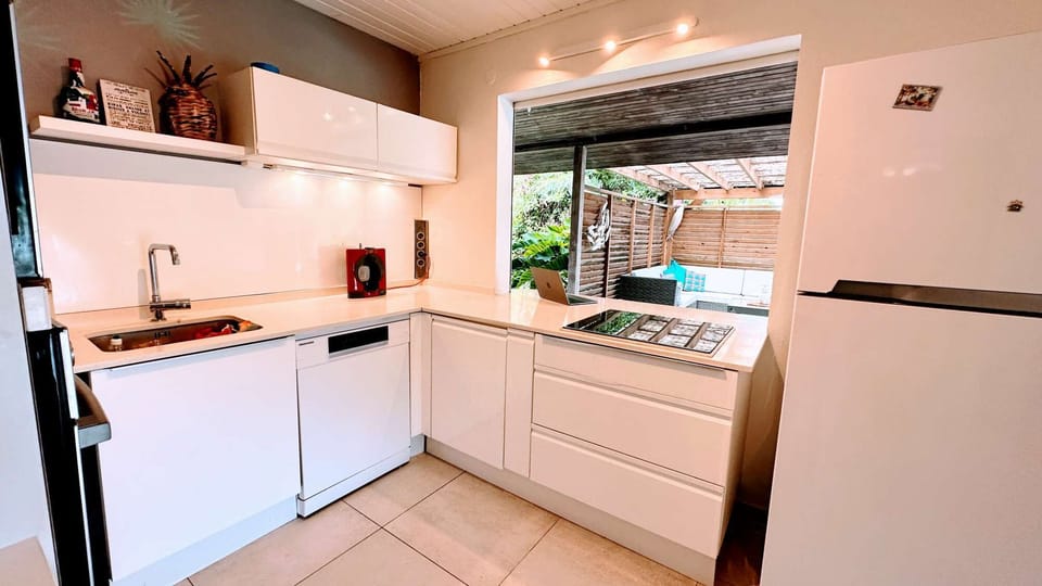 Fully-equipped kitchen with oven, microwave, dishwasher, washing machine, open-plan kitchen with bar
