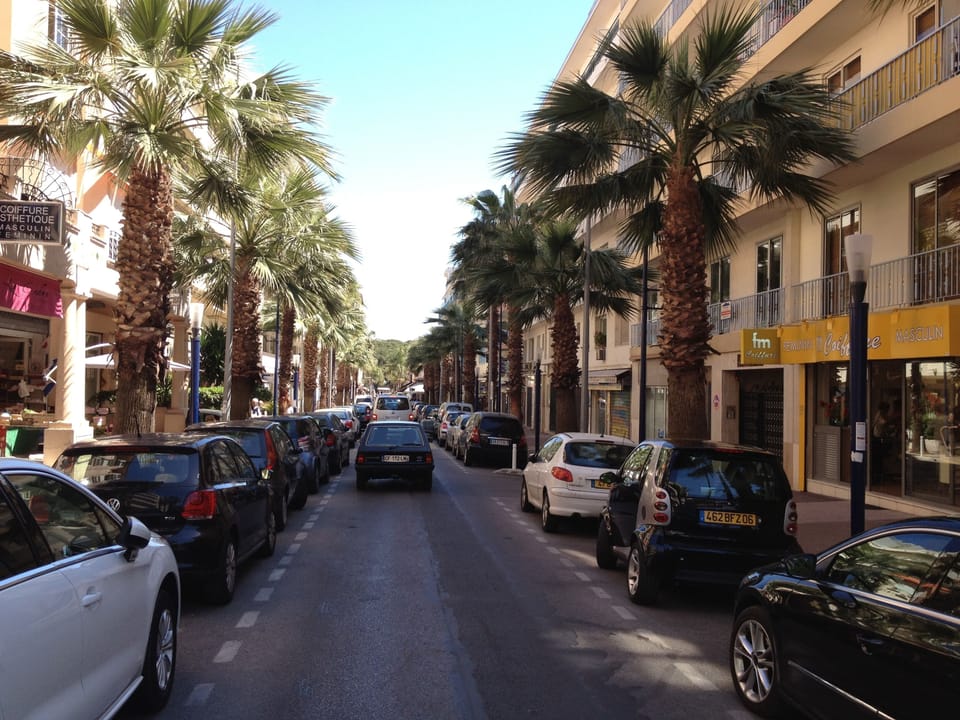 Shops and supermarket on rue Dautheville, at the back of the residence